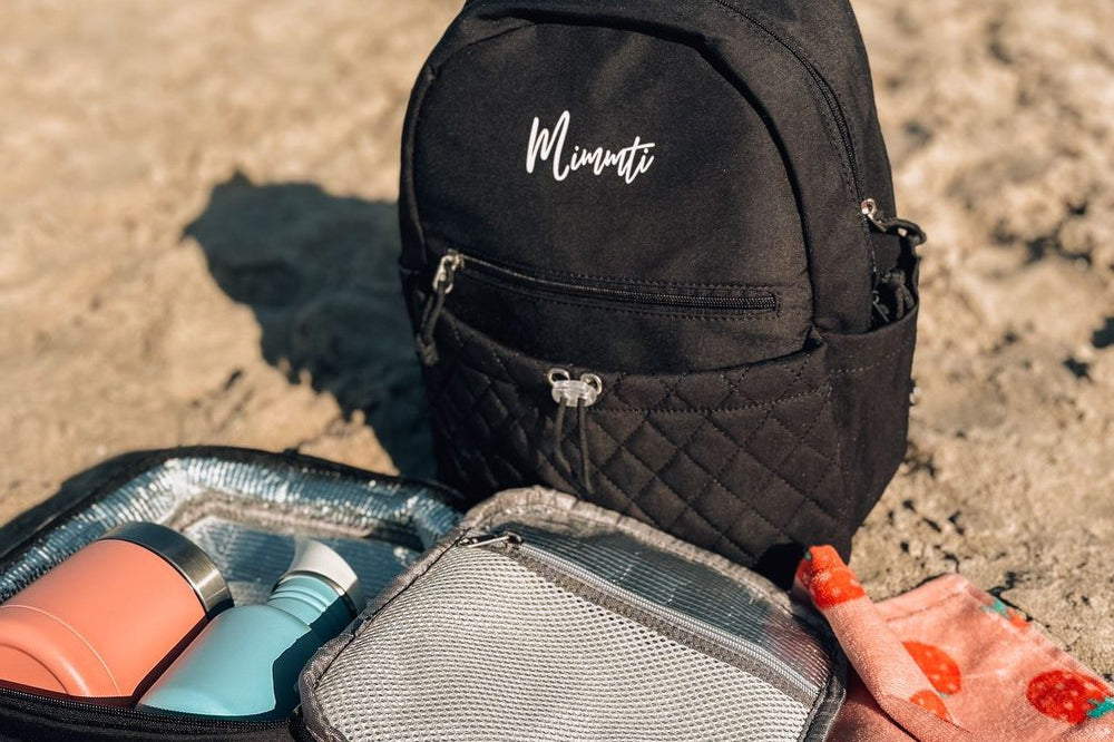 Natte en vieze spullen onderweg: luiertas met lunchbag op het strand