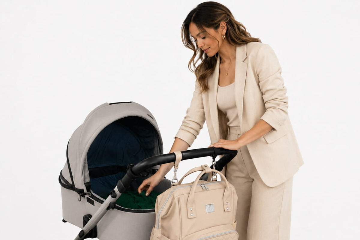 Luiertas of verzorgingstas: moeder met de MIMMTI 2.0 luierrugzak bij de kinderwagen
