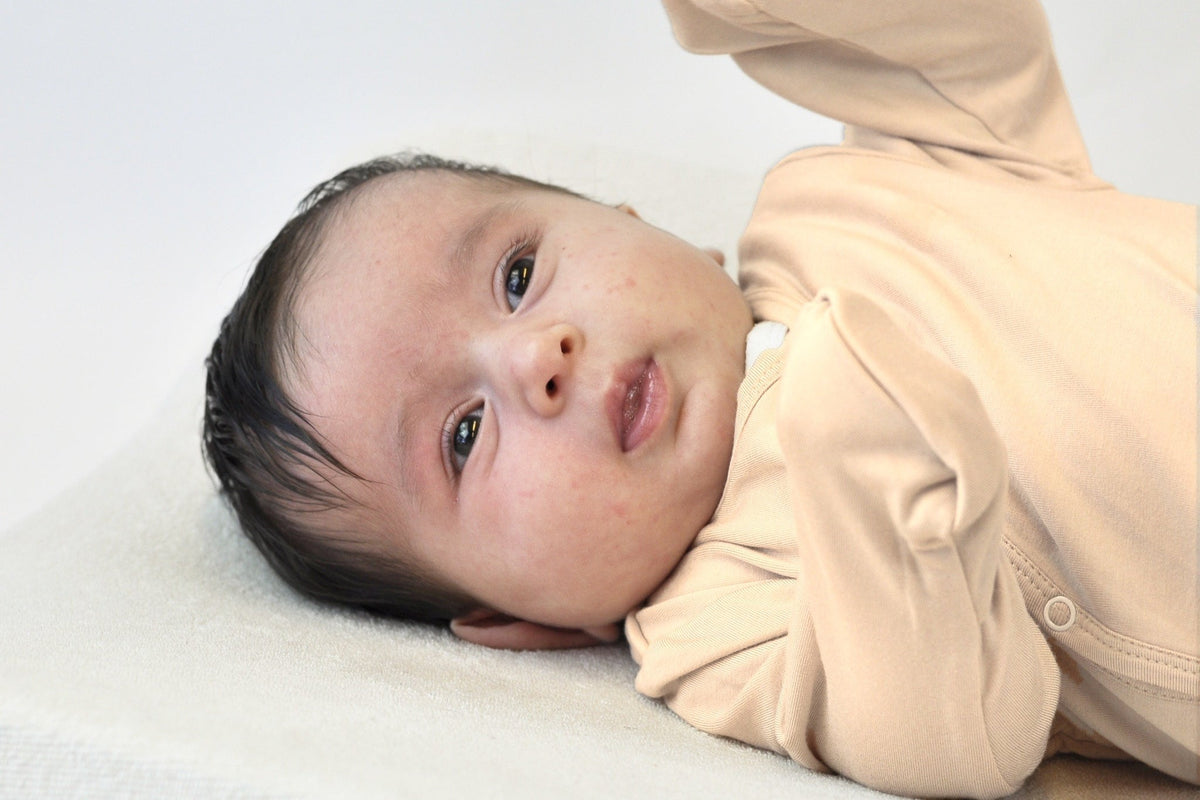 Trappelzak of slaapzak: baby in de SleepyBeebi onesie met trappelzak