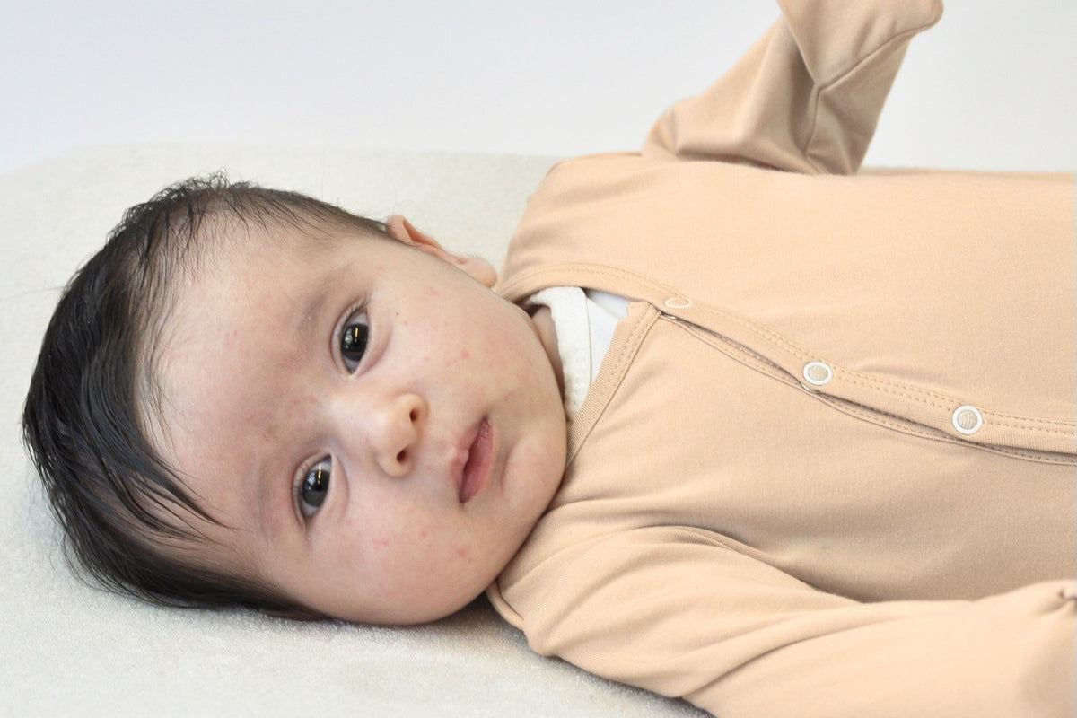 Hoeveel luiers per dag: baby op het verschoonkussen