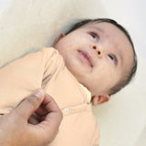 Kraamcadeau voor een jongen: lachende baby in de SleepyBeebi