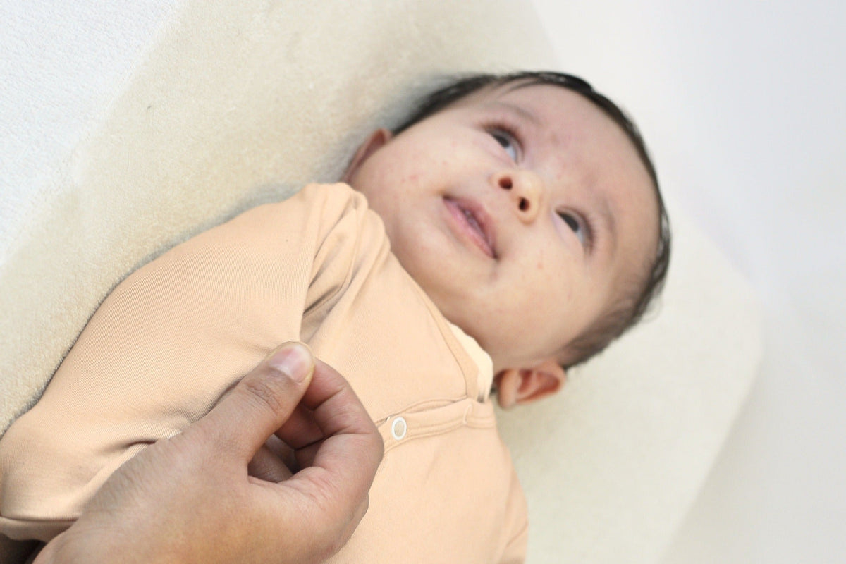 Kraamcadeau voor een jongen: lachende baby in de SleepyBeebi