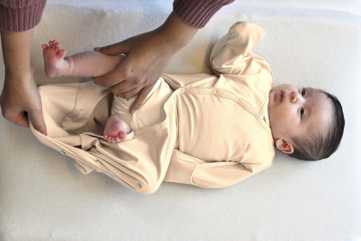 Baby wordt wakker bij verschonen: verschonen zonder uitkleden met de SleepyBeebi