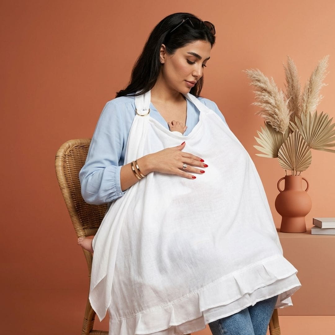 Moeder geeft borstvoeding met de MIMMTI voedingsdoek en houdt oogcontact met haar baby