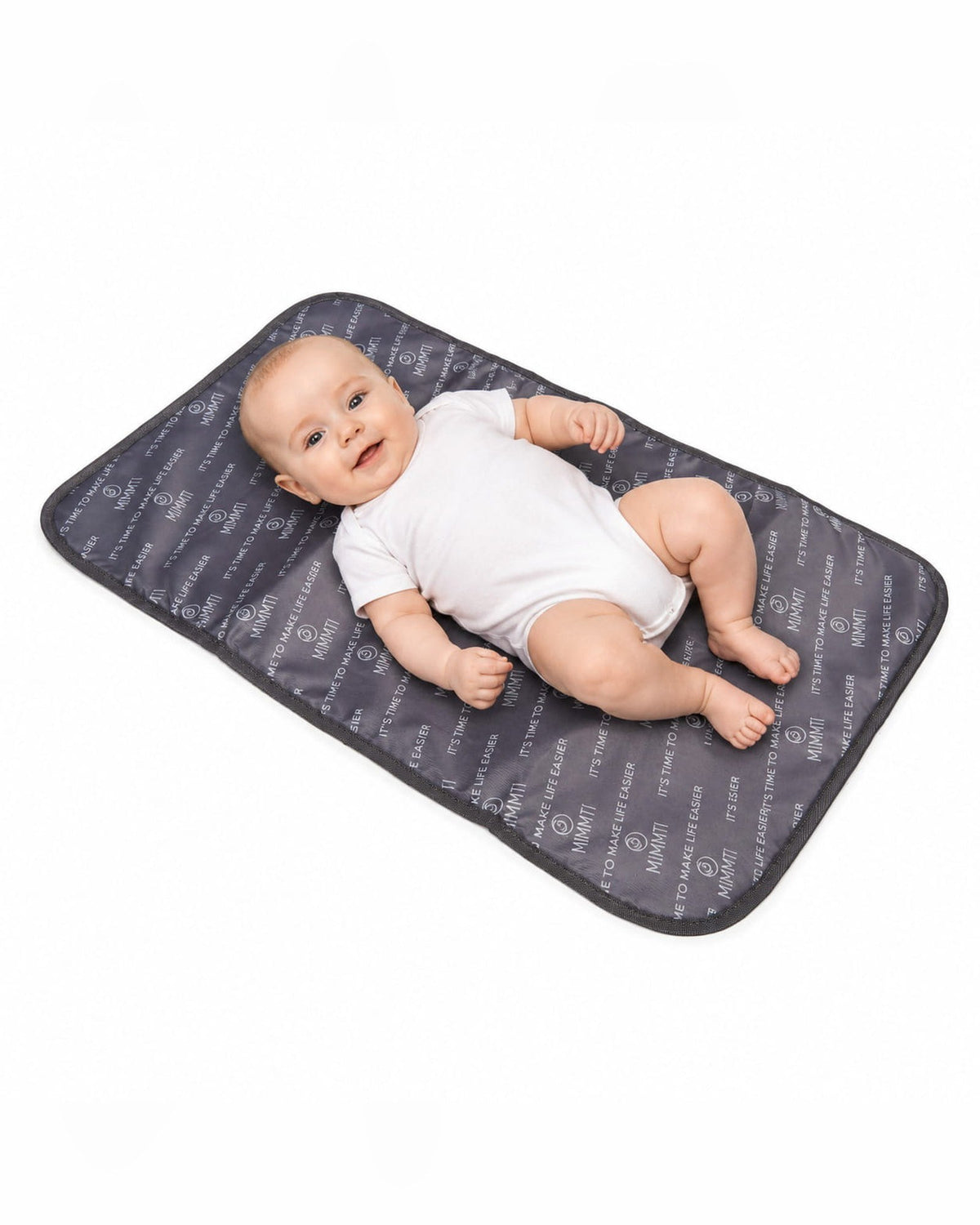 Baby ligt op het MIMMTI verschoonmatje 2.0 grijs met logoprint