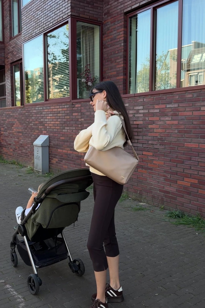 Moeder met kinderwagen en de MIMMTI Amara sand