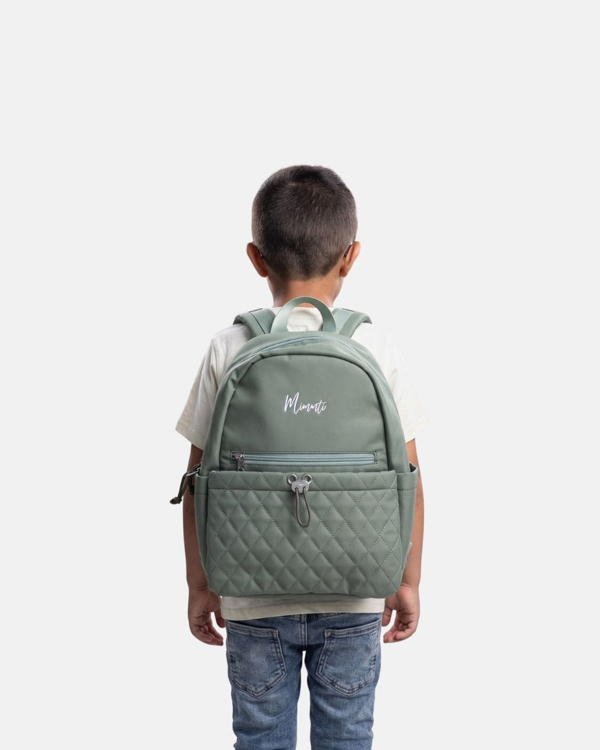 Kind draagt de MIMMTI Kids Bag kinderrugzak in mintgroen op de rug, achteraanzicht