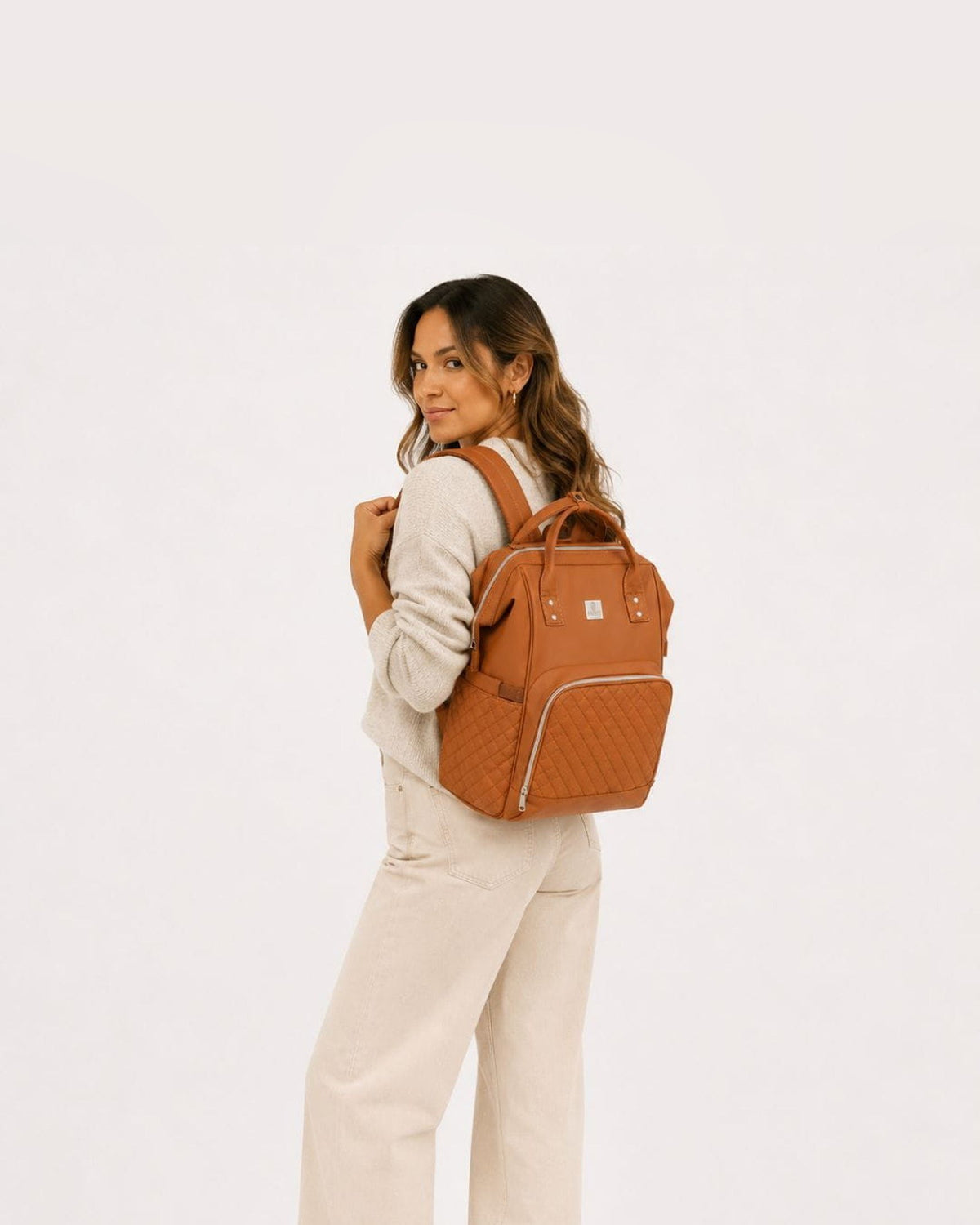 MIMMTI 2.0 luiertas rugzak in cognac, op de rug gedragen, zijaanzicht