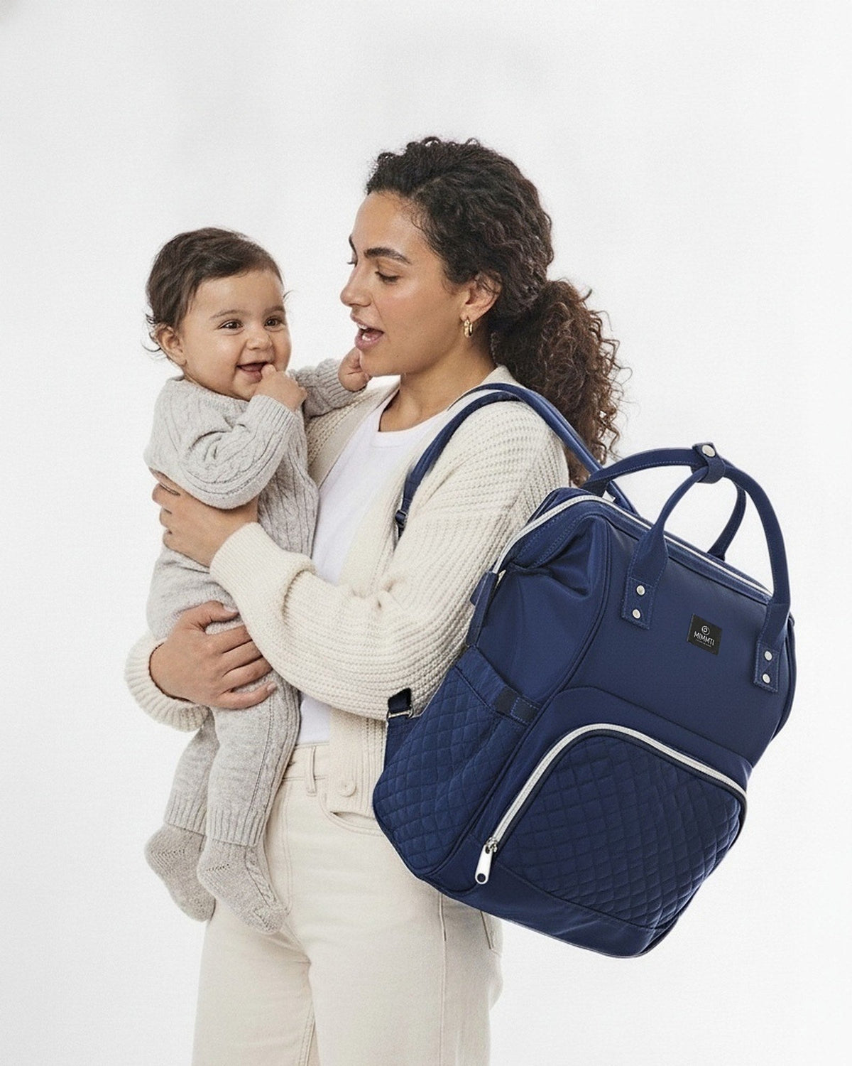 Blauw · Moeder met baby op de arm, MIMMTI 1.0 luiertas rugzak in blauw