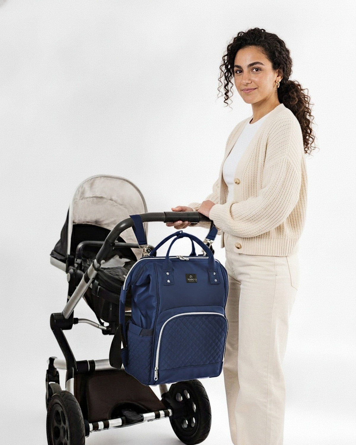 Blauw · Moeder bij de kinderwagen met de MIMMTI 1.0 luiertas rugzak in blauw