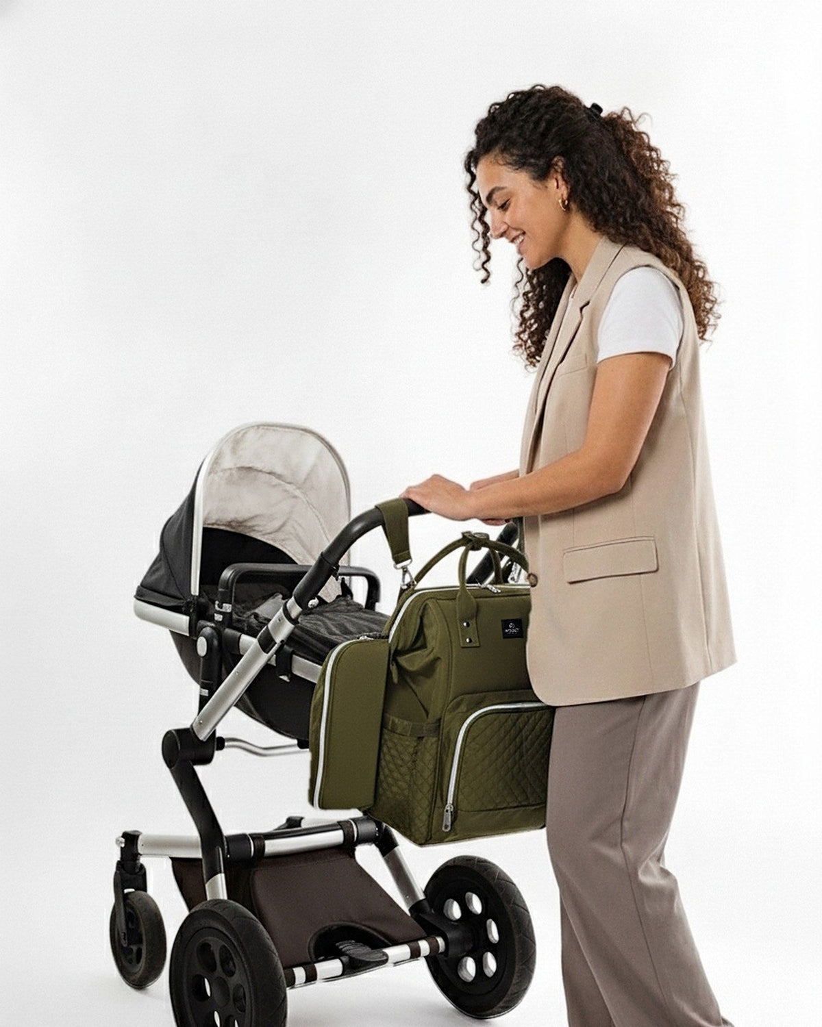 Olijfgroen · Moeder bij de kinderwagen met de MIMMTI 1.0 luiertas rugzak in olijfgroen