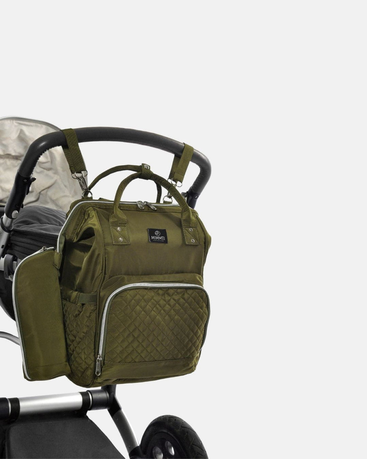 Olijfgroen · MIMMTI 1.0 luiertas rugzak in olijfgroen aan de kinderwagen met kinderwagenclips