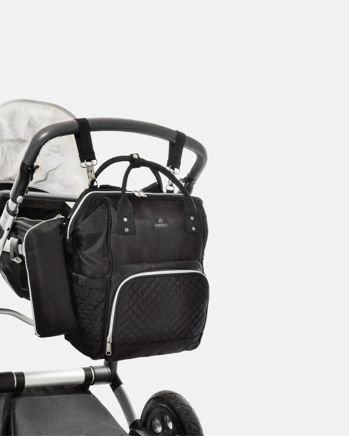 Zwart · MIMMTI 1.0 luiertas rugzak in zwart aan de kinderwagen met kinderwagenclips