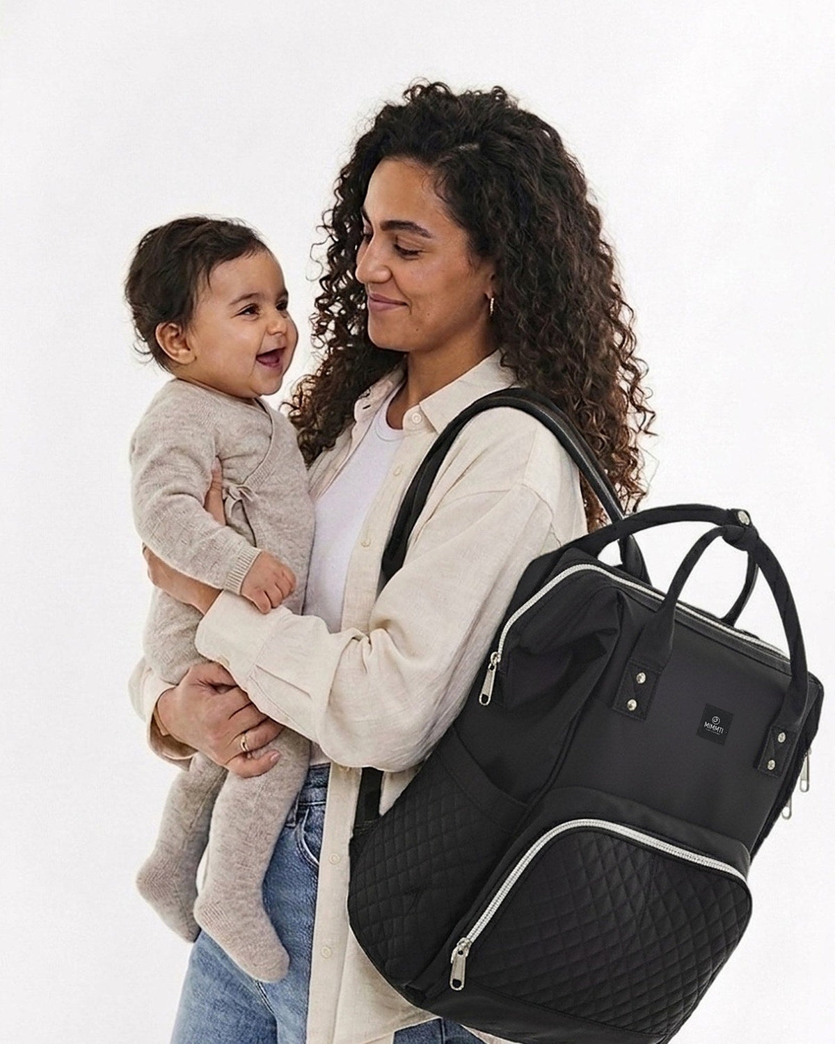 Zwart · Moeder met baby op de arm, MIMMTI 1.0 luiertas rugzak in zwart