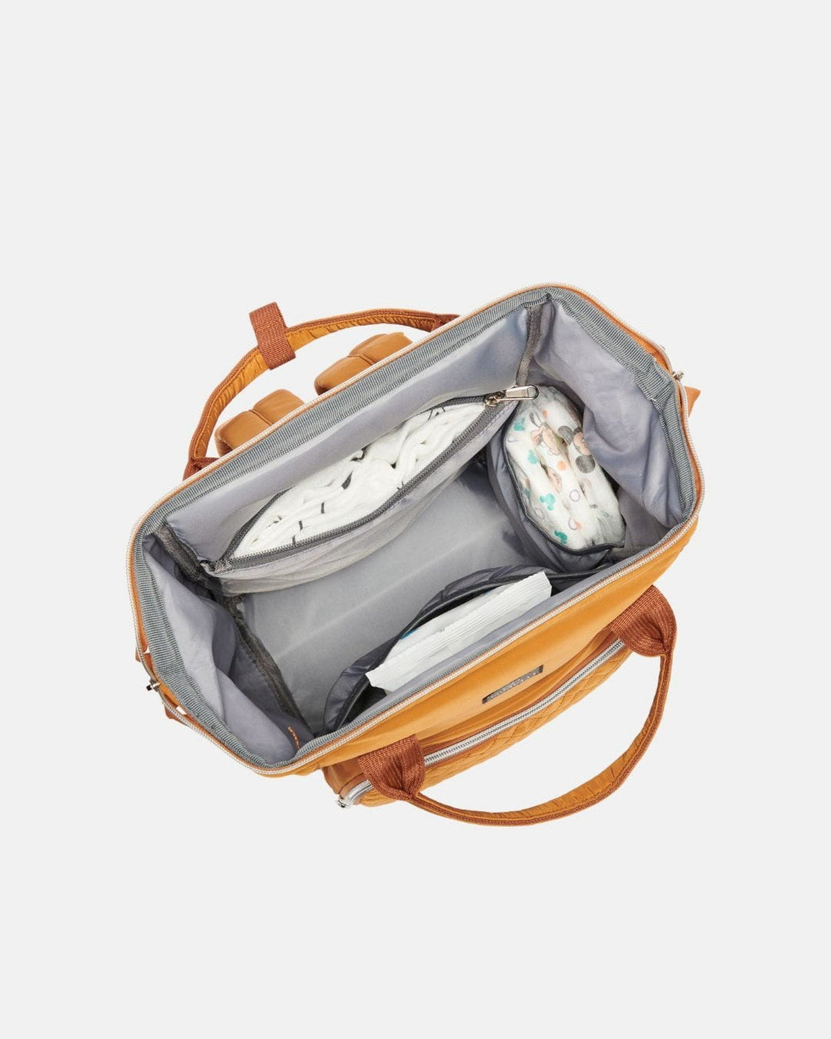 Cognac · MIMMTI 1.0 luiertas rugzak in cognac, open hoofdvak met vakken, van bovenaf