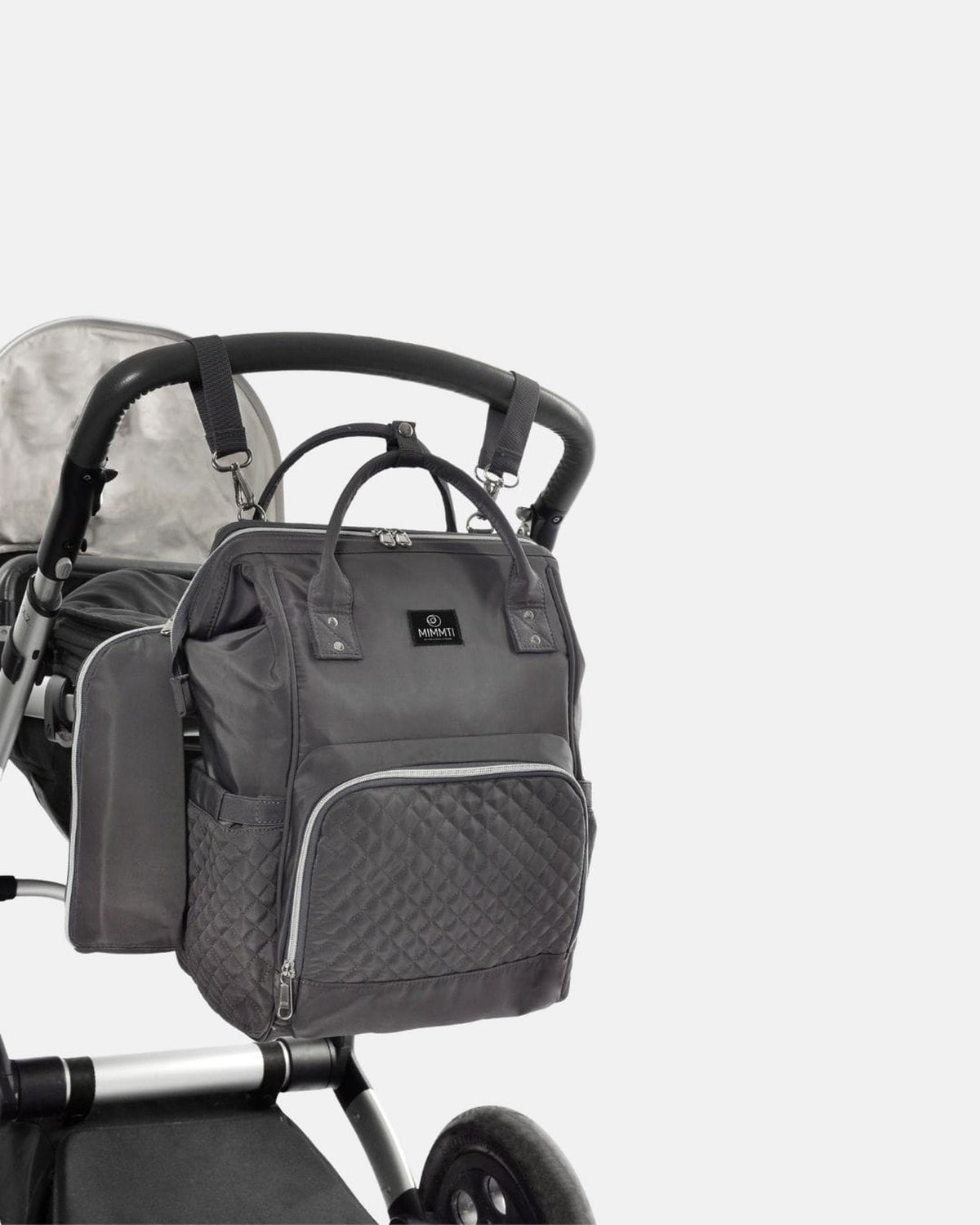 MIMMTI 1.0 luiertas rugzak in grijs aan de kinderwagen met kinderwagenclips