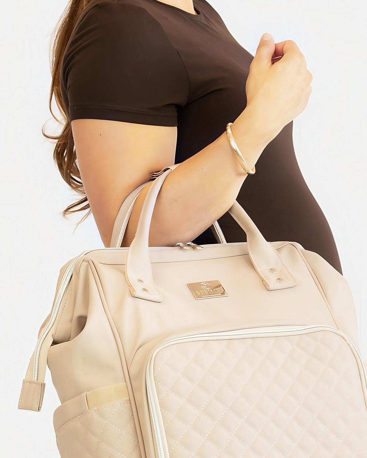 MIMMTI 2.0 leren luiertas rugzak in beige, close-up gedragen