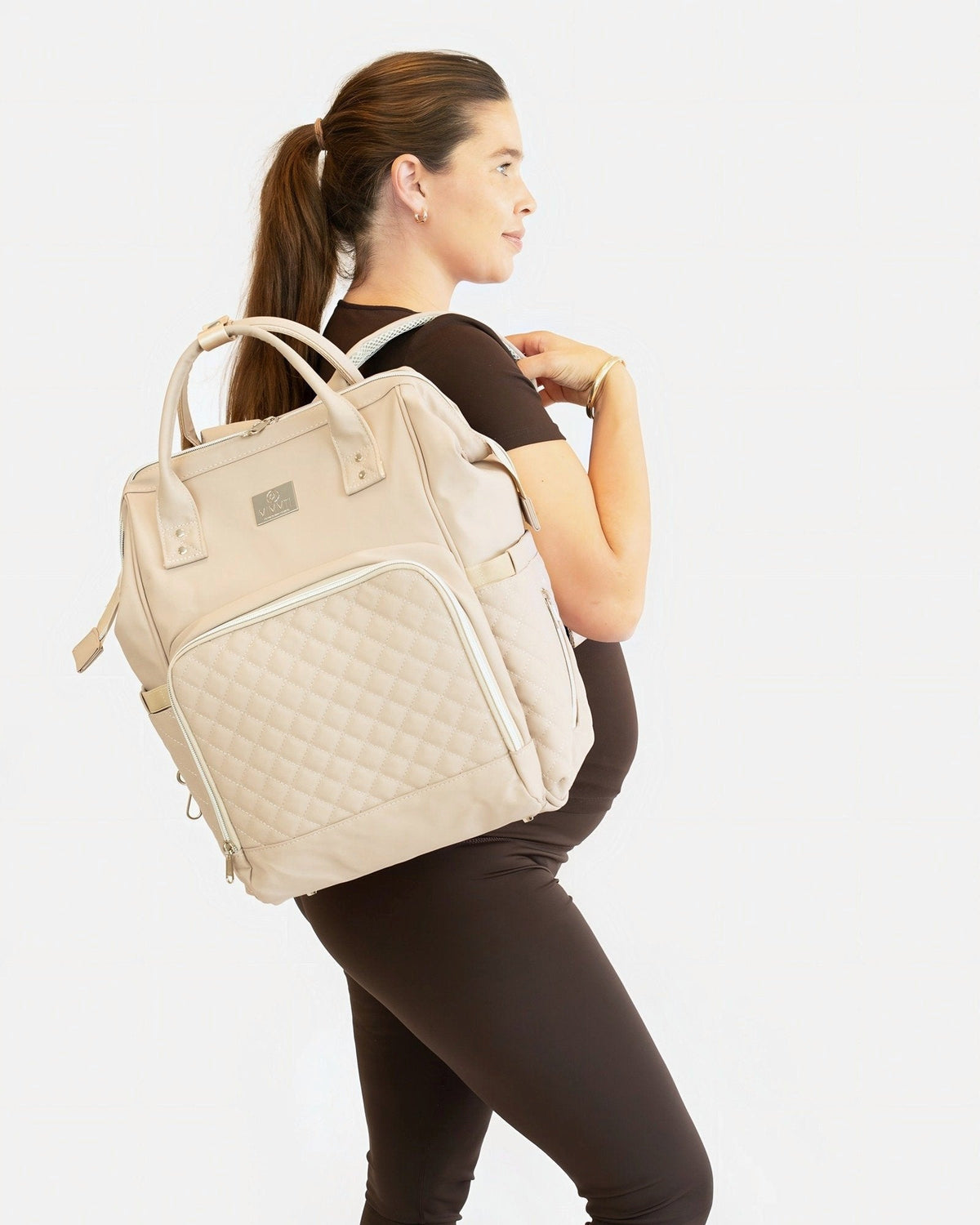 Beige · MIMMTI 2.0 luiertas rugzak in beige, gedragen door een moeder