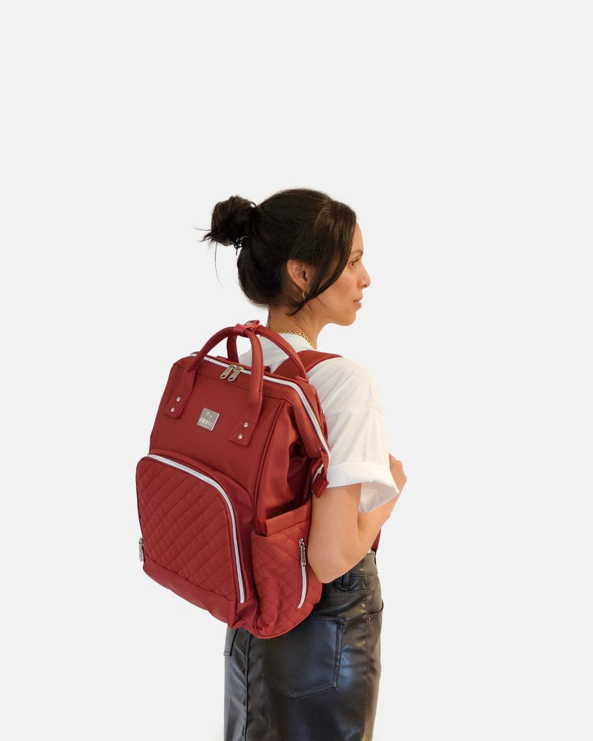 MIMMTI 2.0 luiertas rugzak in cherry, op de rug gedragen, zijaanzicht