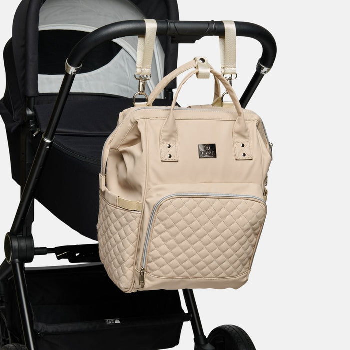 MIMMTI 2.0 luiertas rugzak in beige aan de kinderwagen met kinderwagenclips