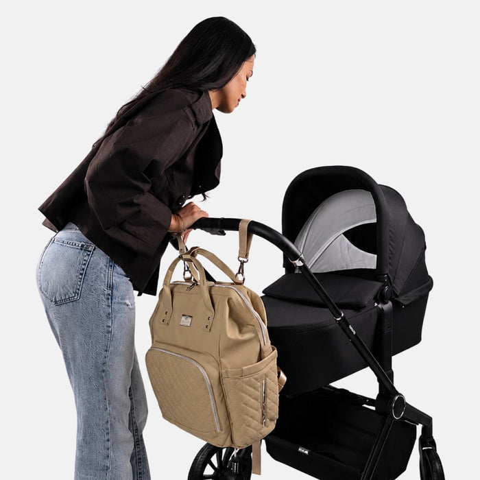 Vrouw met kinderwagen, MIMMTI 2.0 luiertas rugzak in sand aan de duwstang