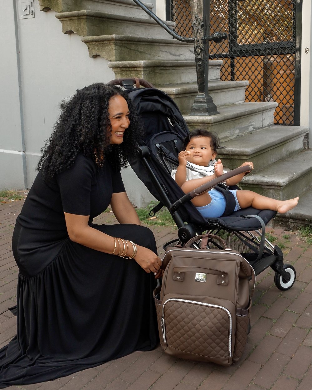 Moeder met baby en de MIMMTI 2.0 espresso bij de kinderwagen