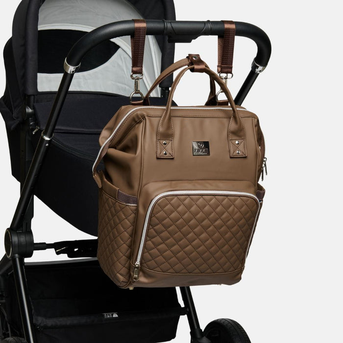 MIMMTI 2.0 luiertas rugzak in espresso aan de kinderwagen met kinderwagenclips