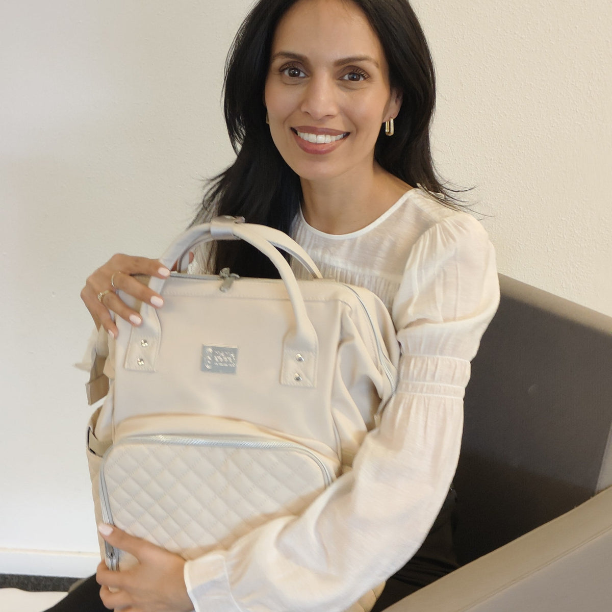 Lachende vrouw met NanaBeebi 2.0 crème