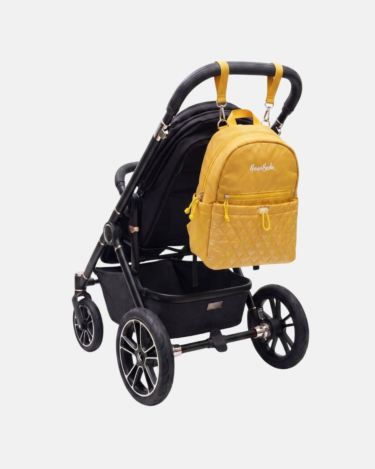 MIMMTI Kids Bag en Mini luiertas outlet in okergeel met het oude NanaBeebi-logo aan de kinderwagen