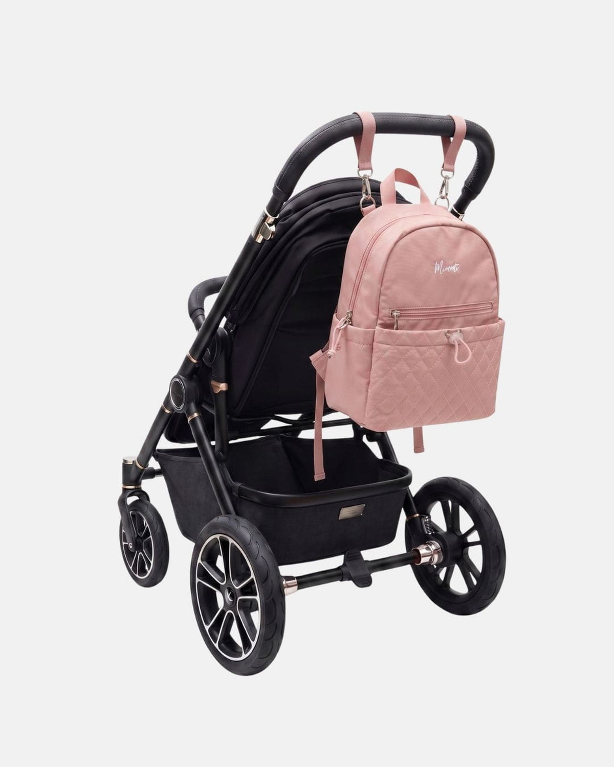 MIMMTI Kids Bag kinderrugzak in dusty roze aan de kinderwagen