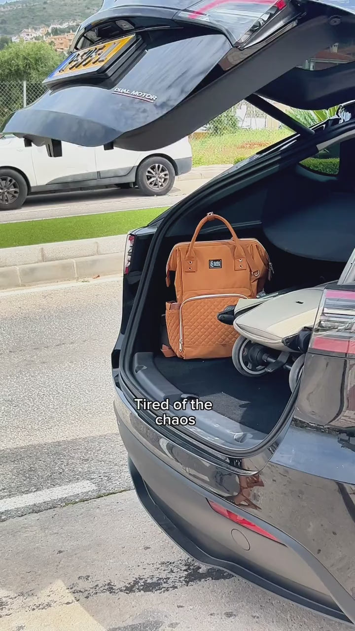 NanaBeebi 1.0 cognac onderweg aan de kinderwagen