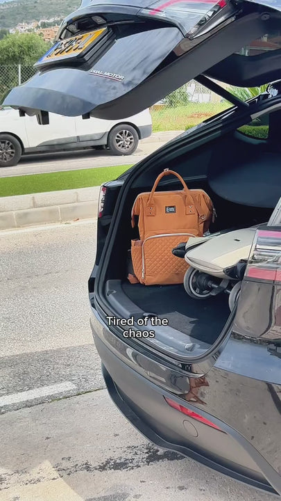 NanaBeebi 1.0 cognac onderweg aan de kinderwagen