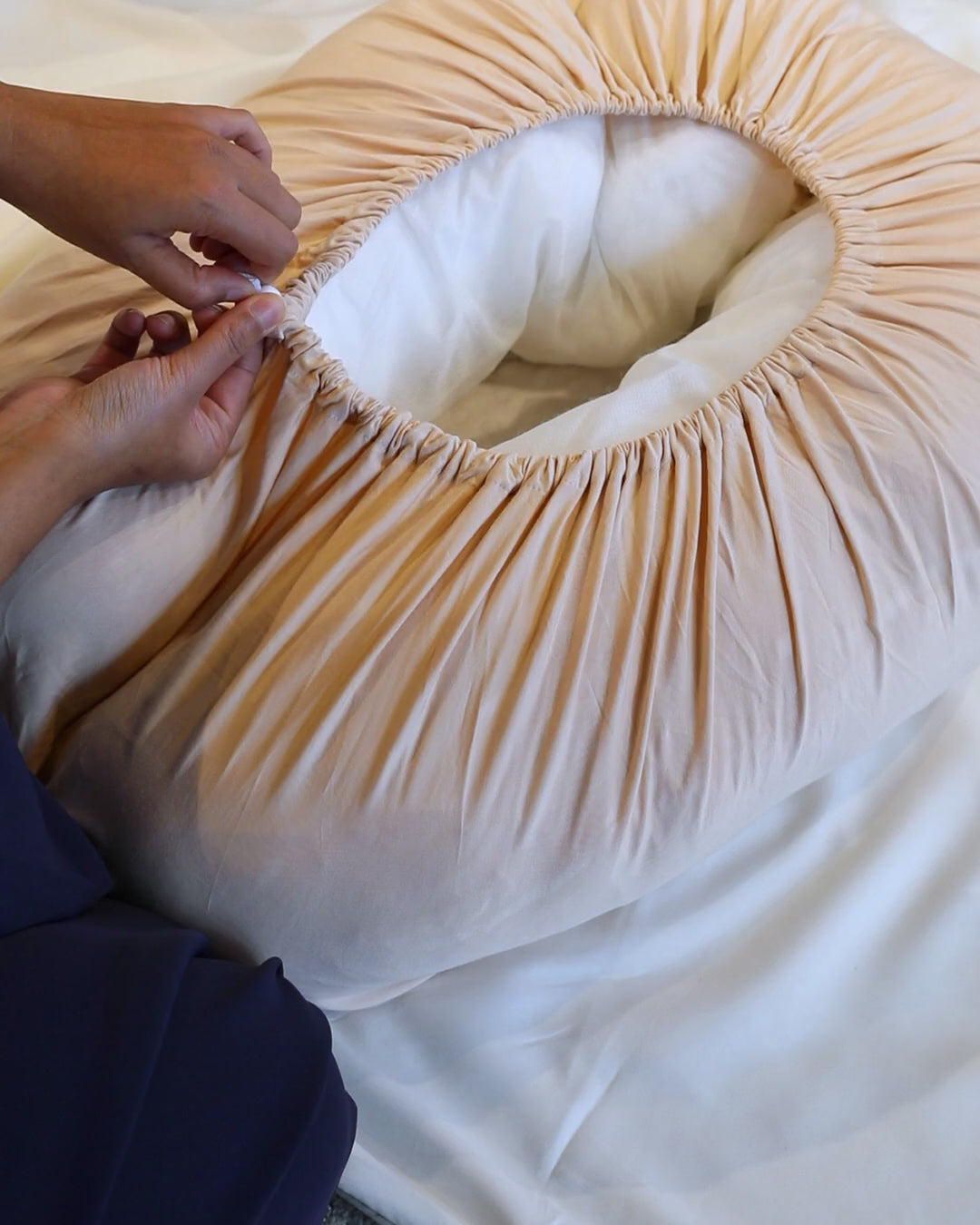 Video: baby ligt ingebakerd in de Sleepynest beige, de hoes om een voedingskussen