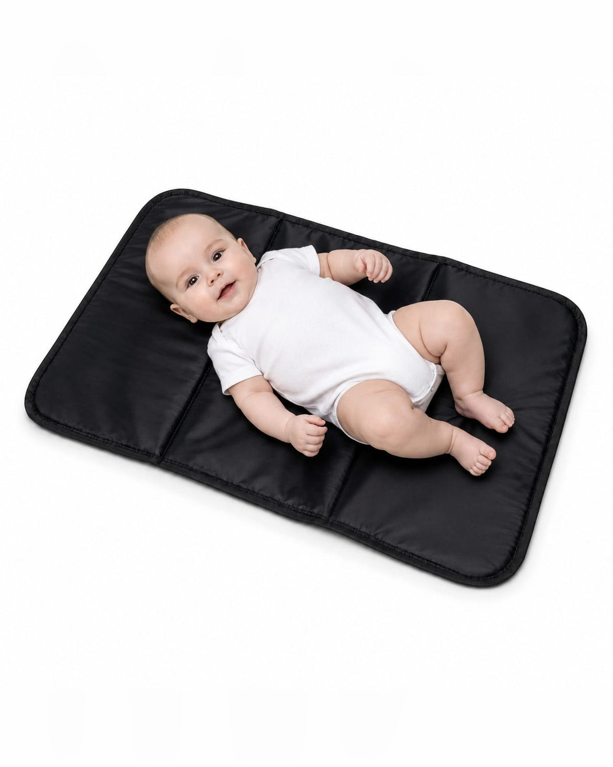 Baby ligt op het uitgevouwen MIMMTI verschoonmatje 1.0 in zwart