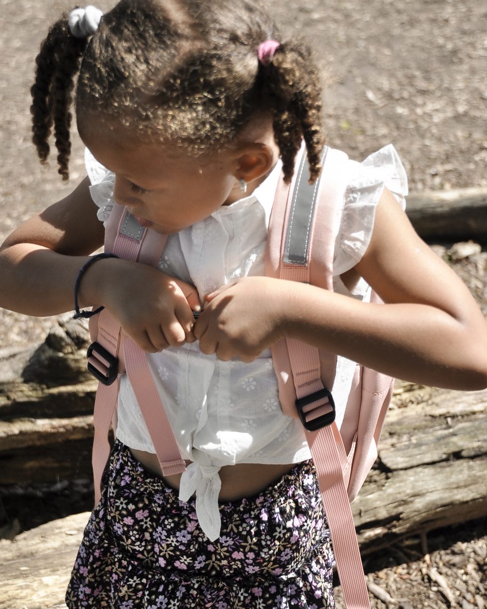 MIMMTI Kids Bag in schwarz: Zelf de borstriem dichtdoen