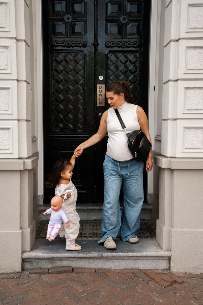 Mother and daughter on the pavement with the MIMMTI Zoya